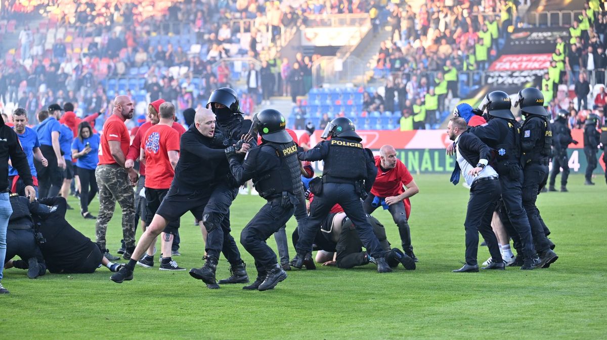 Po finále fotbalového poháru v Plzni se na hřišti porvali fanoušci.