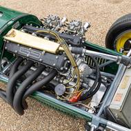 Pod kapotou byl později dvoulitrový čtyřválec