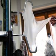 Test kvality. Zaměstnankyně pletárny na tomto stroji testují, jestli rozměry punčoch sedí normám. Postupně tak zkouší elasticitu punčochy v jednotlivých částech – u špičky, stehna, kolene – a porovnávají ji s tabulkovým rozsahem, který mají mít