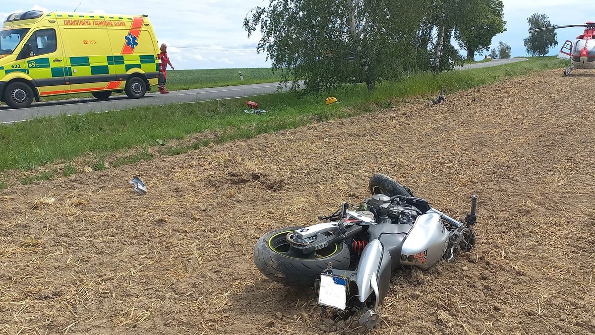 Motorkář na Opavsku nezvládl zatáčku a vjel do pole, nehodu nepřežil