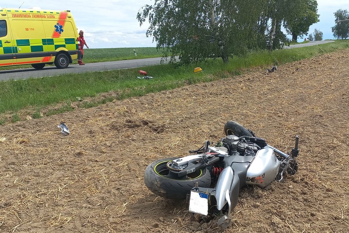 Motorkář na Opavsku nezvládl zatáčku a vjel do pole, nehodu nepřežil