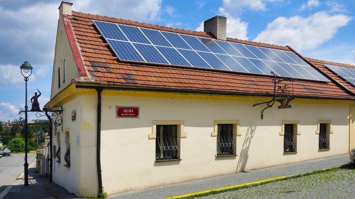 Fotovoltaiku má desetina Čechů, polovina z nich s ní už řešila problém