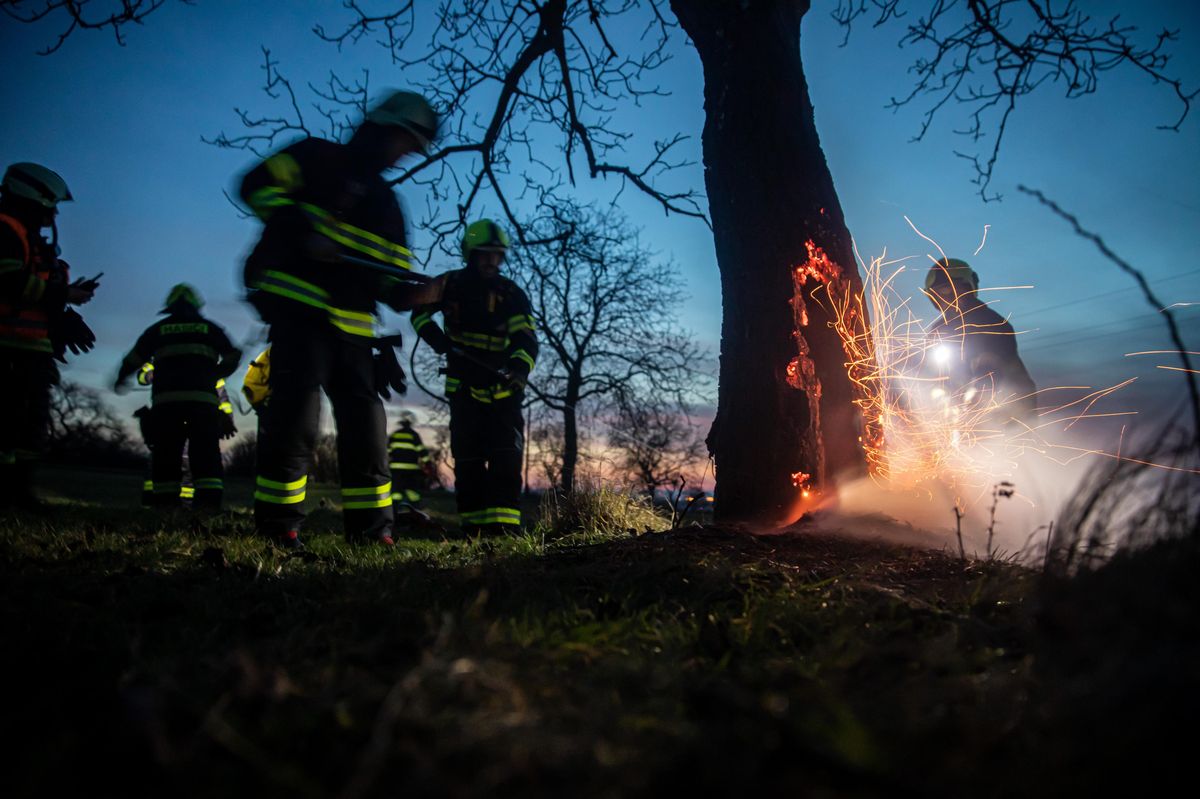 Přes osm tisíc nahlášených pálení a dvacet zásahů hasičů kvůli čarodějnicím 