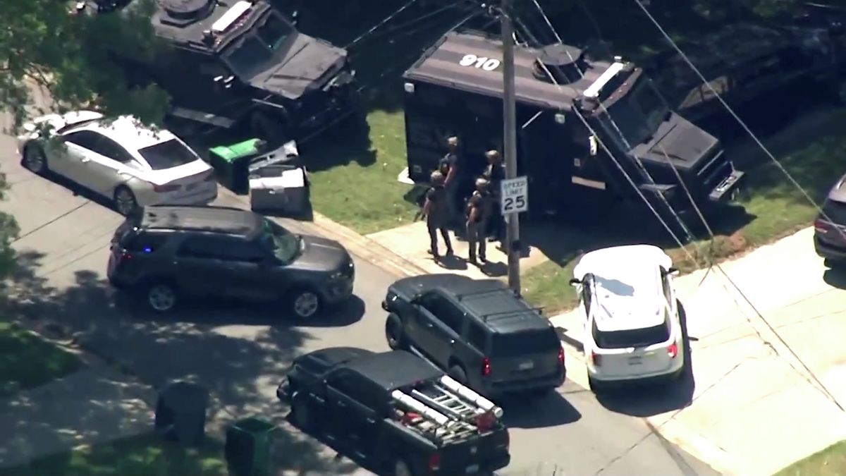 Zatýkání v Charlotte: Pět mrtvých, z toho čtyři policisté. Do domu musela vjet pancéřovaná vozidla