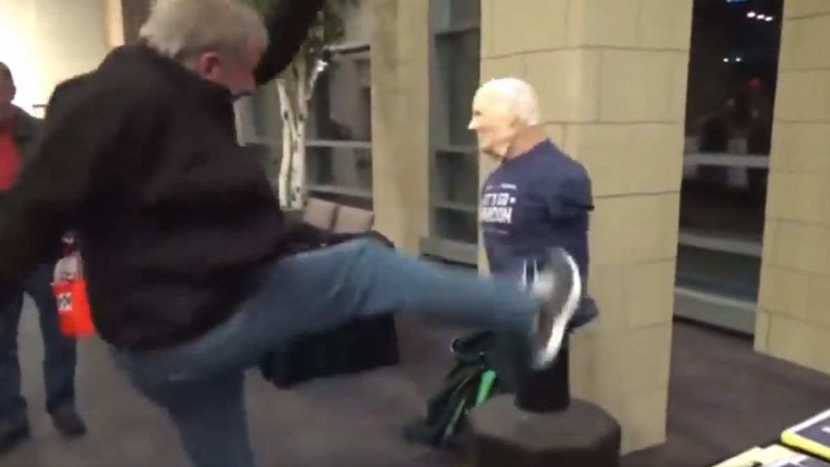 Republikáni kopali na benefiční akci do panáka Bidena