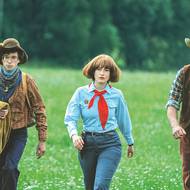 Roli ostřílené agentky StB si střihla v seriálu To se vysvětlí, soudruzi! (2024).