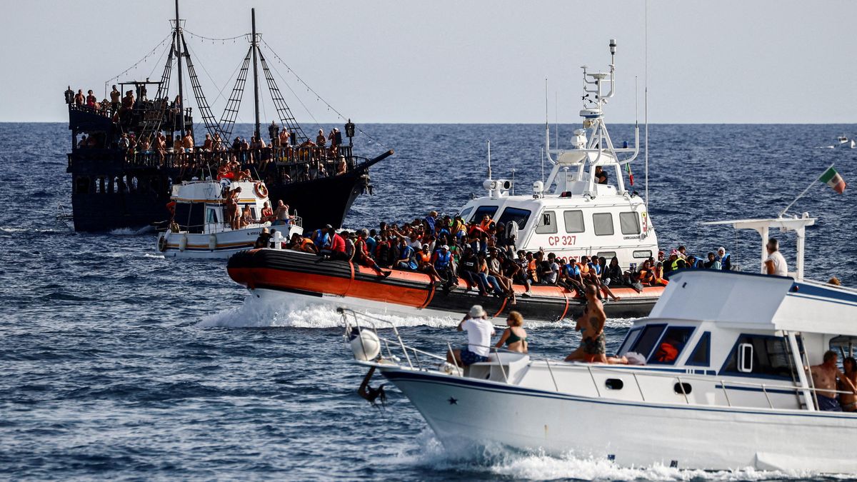 Hledat lodě s migranty ze vzduchu? Itálie to neziskovkám zatrhla