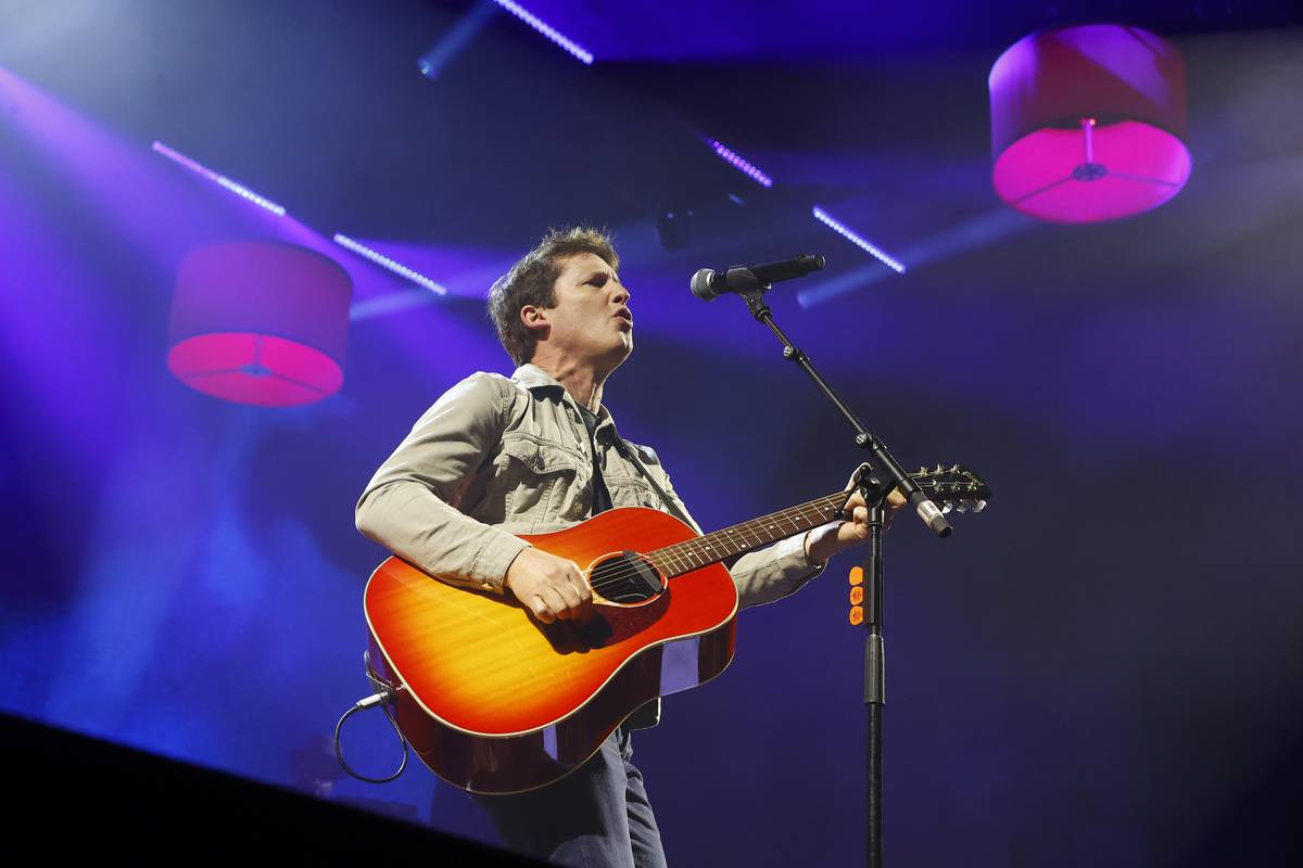 Britský zpěvák a kytarista James Blunt vystoupil ve Foru Karlín.