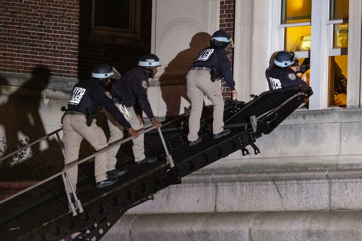 Newyorská policie zadržela 300 lidí z univerzitních demonstrací