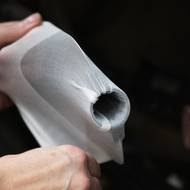 Jeden ze strojů vsaje tubuláry punčoch a sešije špičky