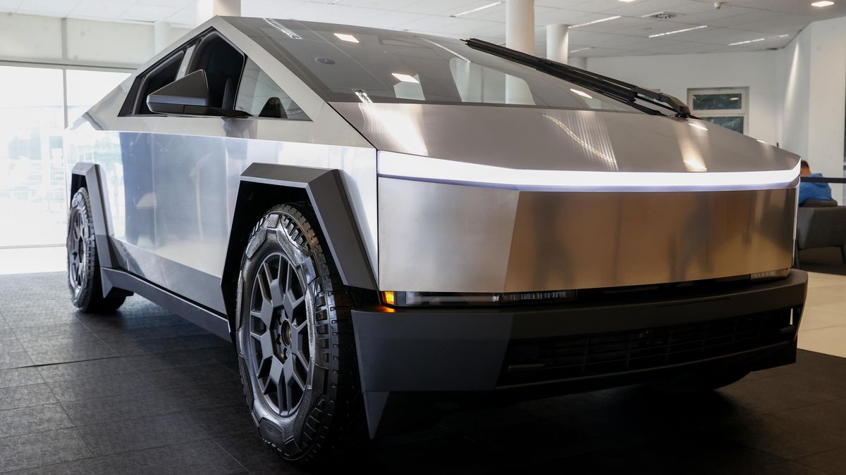 Tesla čelí žalobám kvůli klikám, v hořícím cybertrucku měly uvěznit posádku