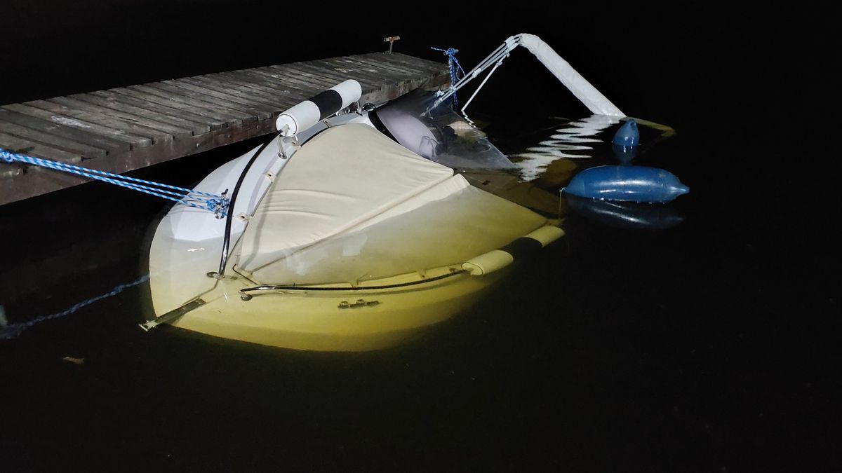 V přístavišti u Orlíku se potápěl motorový člun