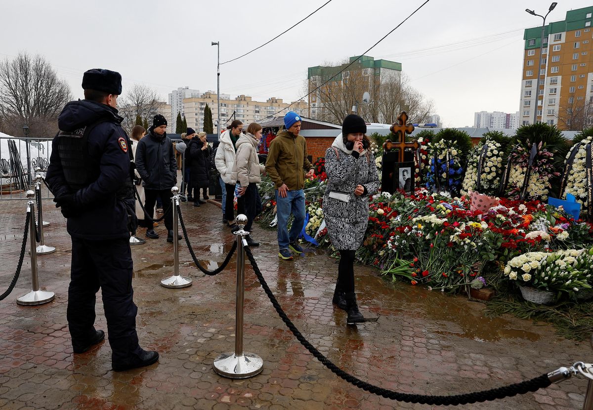 C'è stata una coda davanti alla tomba di Navalny fino a sabato.  I poliziotti hanno spintonato le persone in lutto