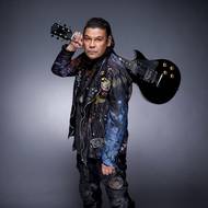 Craig Charles. I v Česku se proslavil díky roli Davea Listera v kultovním sci-fi sitcomu Červený trpaslík.