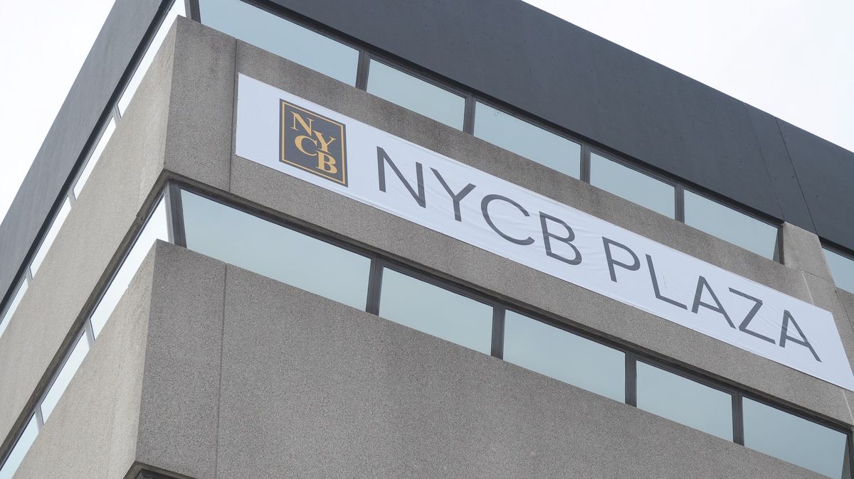 Americká banka NYCB má potíže, zajistila si miliardovou finanční injekci