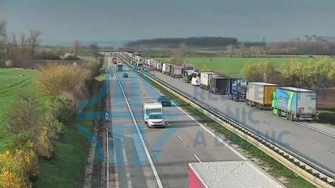 Dopravní kolaps u Brna, dálnici zavřela nehoda dvou kamionů