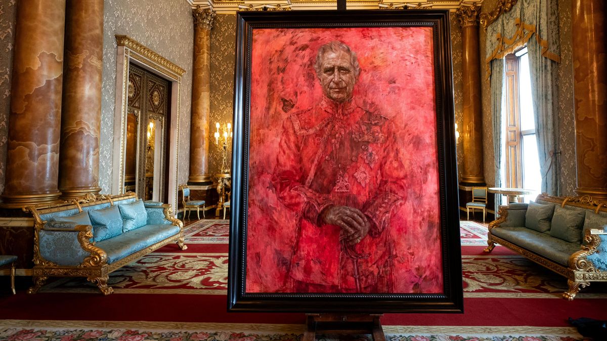 Buckinghamský palác odhalil osobitý portrét Karla III. Topí se v červené