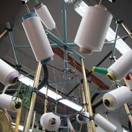 Pletařský stroj, který vyrábí punčochy, sestává z několik cívek. Jsou rozestavěny dokola nad ním a stroj z nich odmotává přízi. Z té pak uplétá jednotlivá očka a výslednou nohavici neboli tubulár