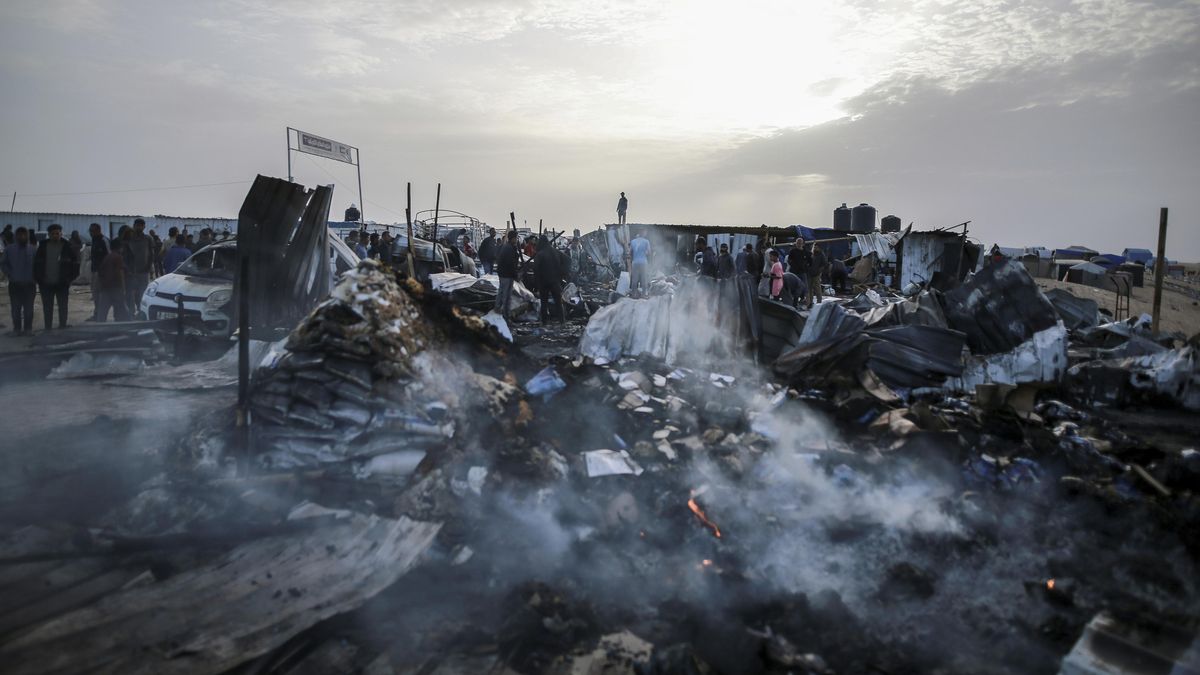 Za vysokým počtem obětí požáru stanového městečka v Rafahu byla vybuchující palestinská munice