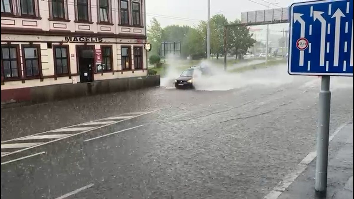 Les tempêtes sont arrivées dans le sud de la Bohême, l’eau a inondé les routes