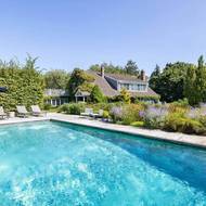 Na zahradě před domem nechybí bazén. Protože je dům na Long Islandu, je ve vzduchu neustále cítit i slabá vůně moře