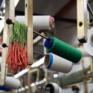 Všimli jste si někdy, že punčochy mají „ukryté“ barevné proužky? Ty ze Schindlerovy pletárny mají zašitý barevný pruh, aby díky němu šlo rozlišit, o jakou jde velikost a typ. Jde o takzvané barevné kódování. Barevné „gumičky“ na snímku jsou pouze orientační