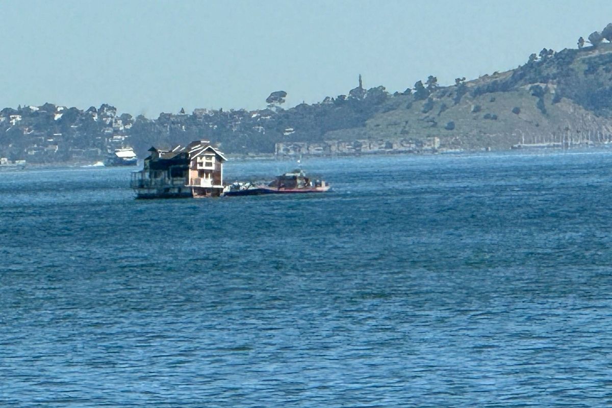 Spektakulární stěhování. Na hladině Sanfranciského zálivu se vznášel dvoupatrový hausbót