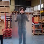 Projekt Re/Creation vzdává hold tavenému sklu a ukazuje propojení designu, architektury a sklářské výroby. Autor instalace Maxim Velčovský