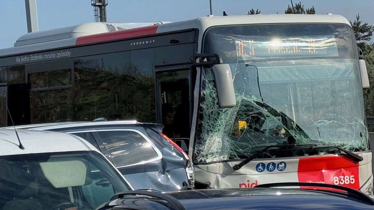 U pražského letiště se srazilo šest aut a autobus