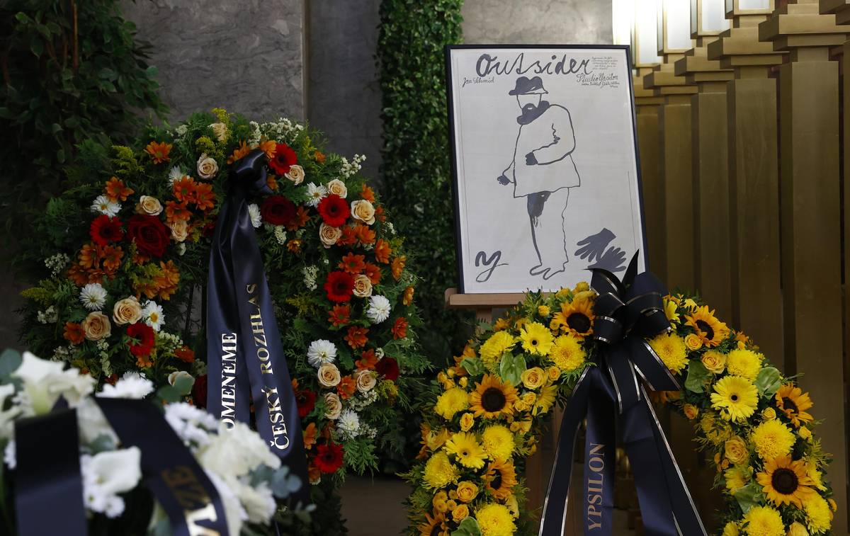 U divadelníkovy rakve byl vystavený plakát, který sám Schmid nakreslil