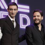 Becoming Karl Lagerfeld. Daniel Brühl a Théodore Pellerin (Jacques de Bascher)