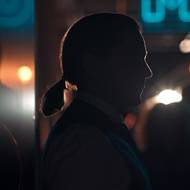 Daniel Brühl hraje módního génia, který si nikdy příliš nevěřil.