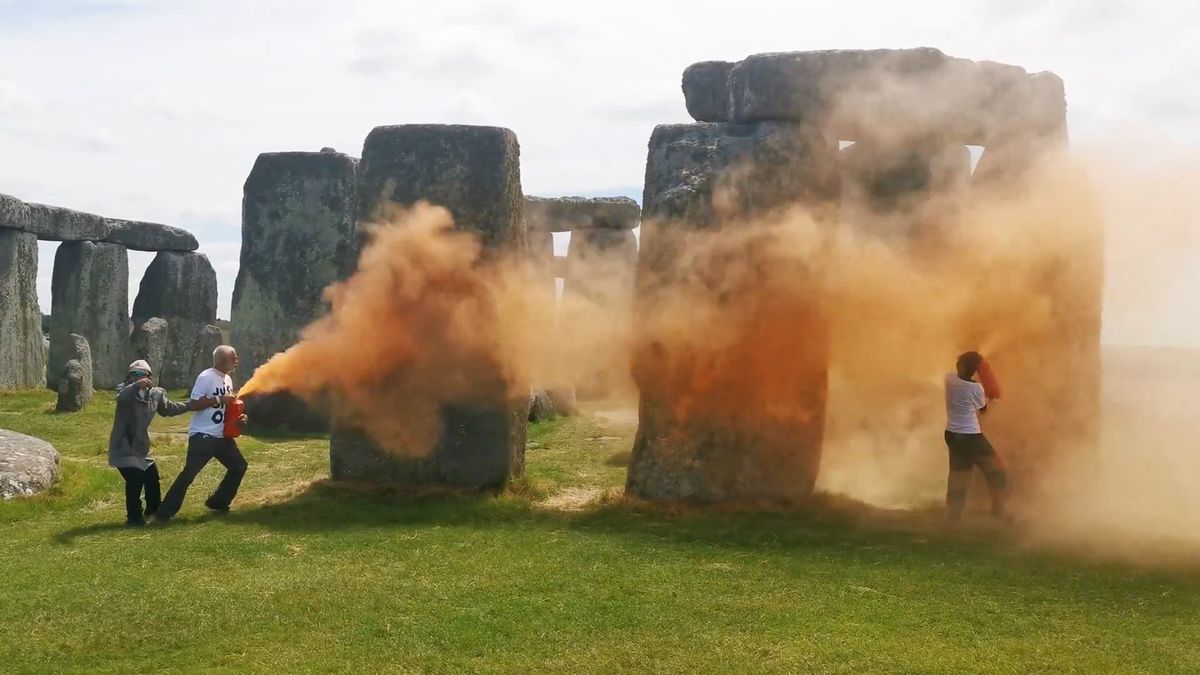 Klimatičtí extremisté posprejovali Stonehenge oranžovou barvou