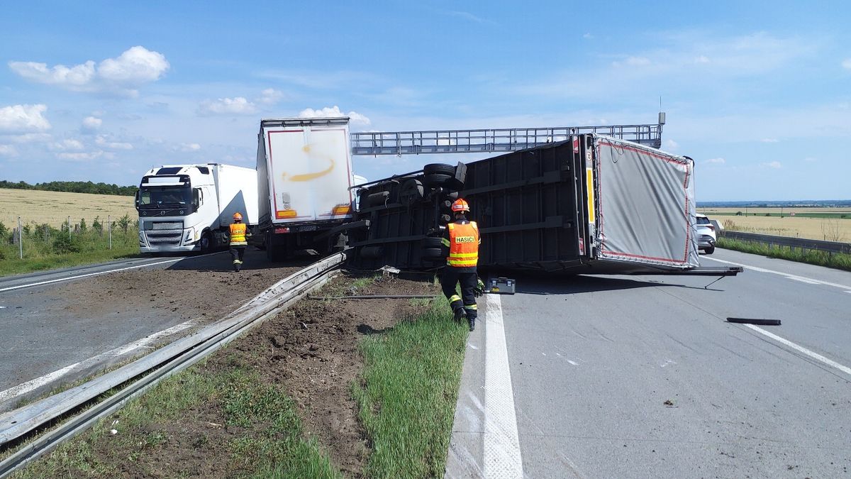 Převrácený kamion zablokoval dálnici D2 ve směru na Brno