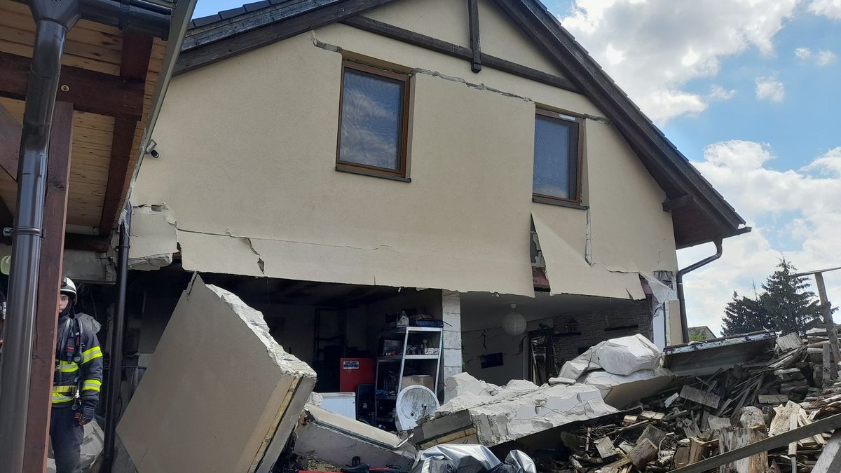 Výbuch zdemoloval dům na Náchodsku, škoda sedm milionů. Na vině je zřejmě závada na fotovoltaice