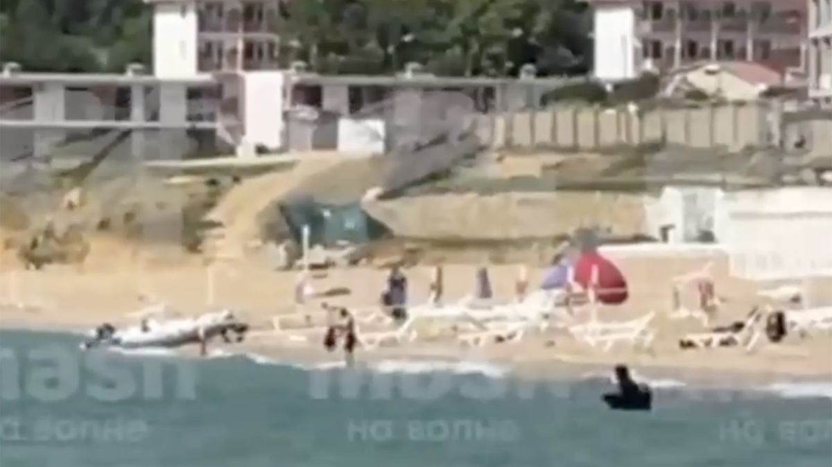 ATACMS na krymské pláži. Ruské vedení čelí tvrdé kritice, že nechrání lidi v Sevastopolu