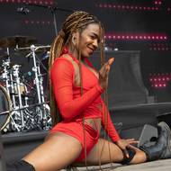 Tanečnice během vystoupení Seana Paula na Colours of Ostrava