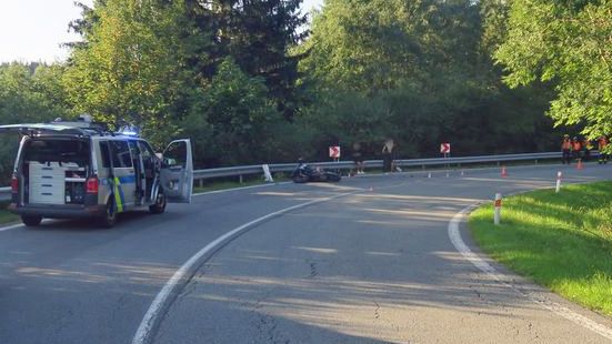 Řidič autem smetl na Šumpersku motorkáře