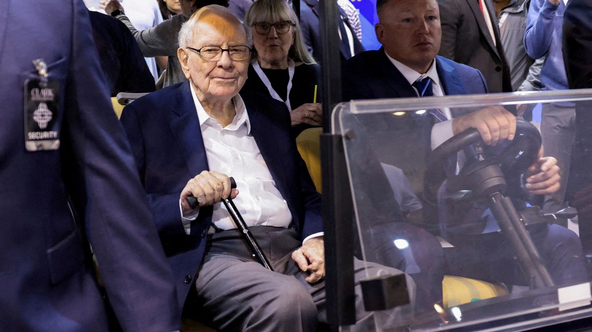 Warren Buffett se zbavil skoro poloviny akcií Applu a drží rekordní hotovost