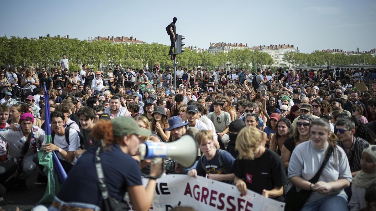 Desetitisíce lidí napříč Francií protestovaly proti jmenování Barniera premiérem