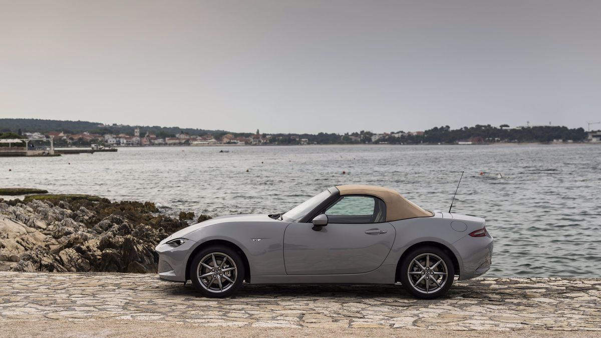 Nová Mazda MX-5 nabídne větší motor i manuální převodovku
