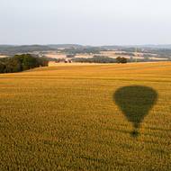 Zapadající slunce tvořilo stínovou show na okolní pole.
