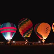 V rytmu hudby totiž rozsvěceli a zhasínali balony jako žárovkovou show.