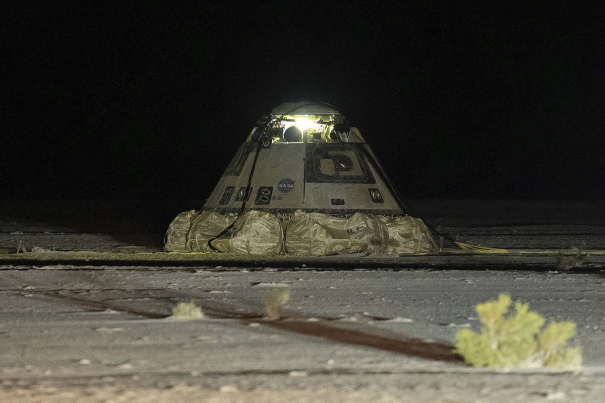 Starliner je zpátky na Zemi, posádka zůstává ve vesmíru