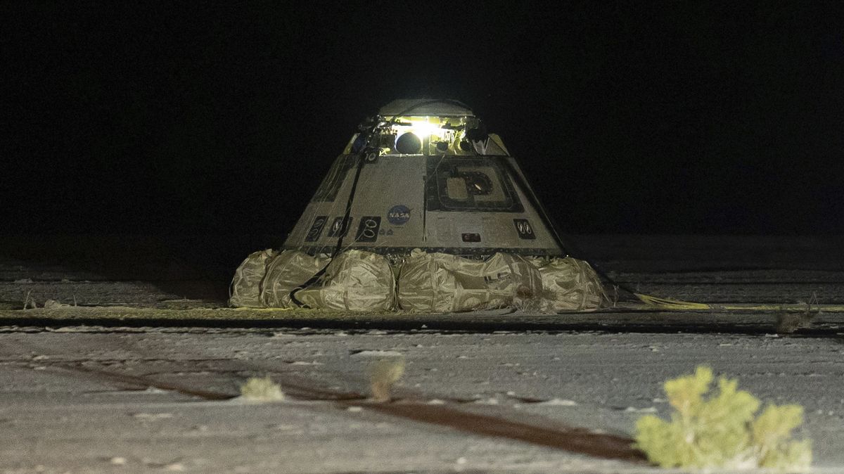 Starliner je zpátky na Zemi, posádka zůstává ve vesmíru