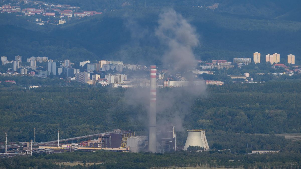 FOTO: Pyrotechnici odpálili leteckou pumu v chemičce