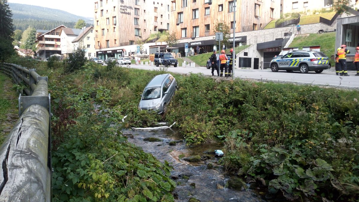 Řidič v centru Pece pod Sněžkou nezvládl řízení, zajel do koryta potoka