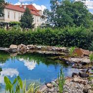 Zámek Loučeň má i vlastní biotopové jezírko pro zámecké hosty.