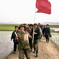 Členové zemědělského družstva Modrá hora v Nampchu si při práci radostně zpívají.