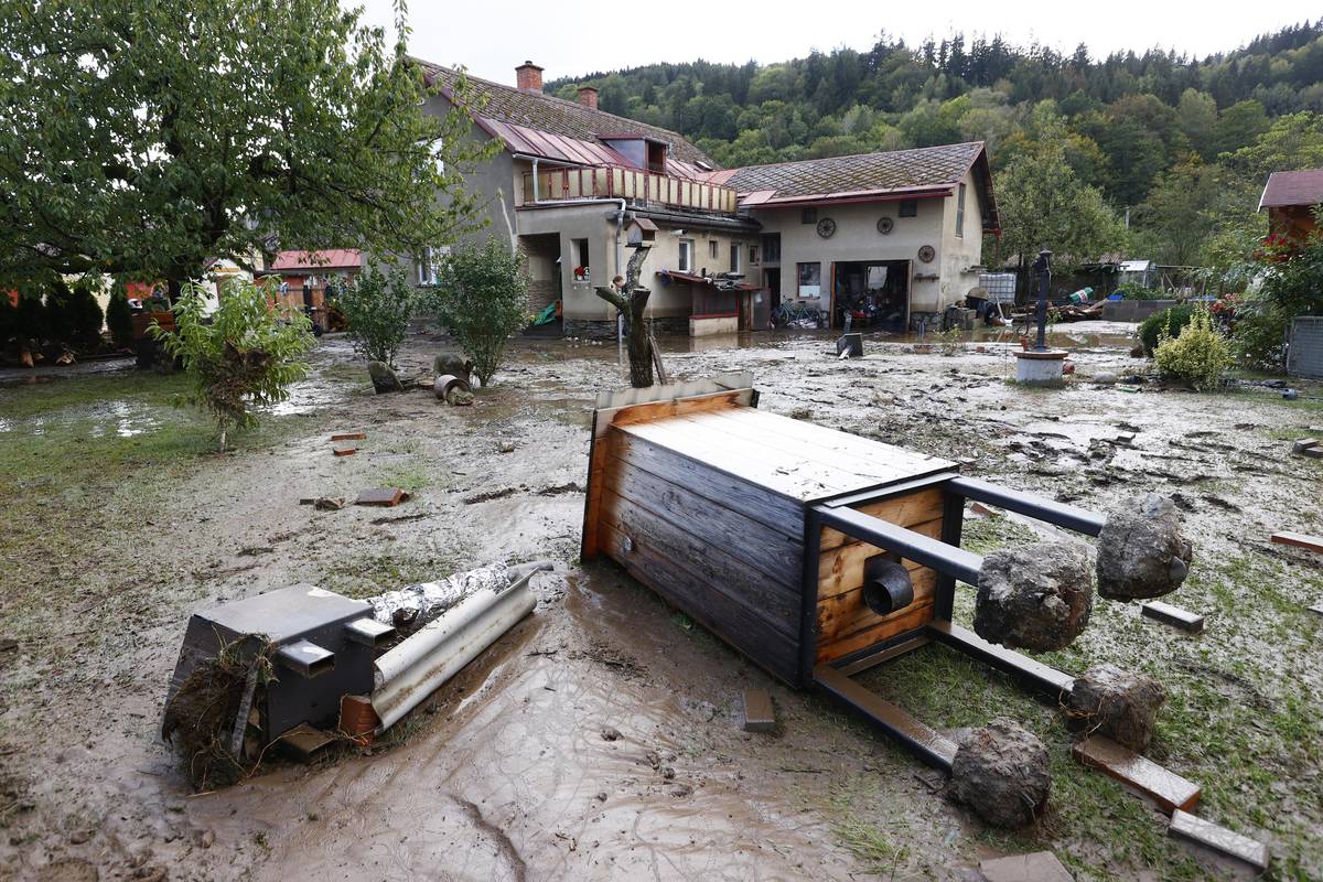 Velká voda se prohnala obcí Hanušovice a lidé začínají pomalu sčítat škody.